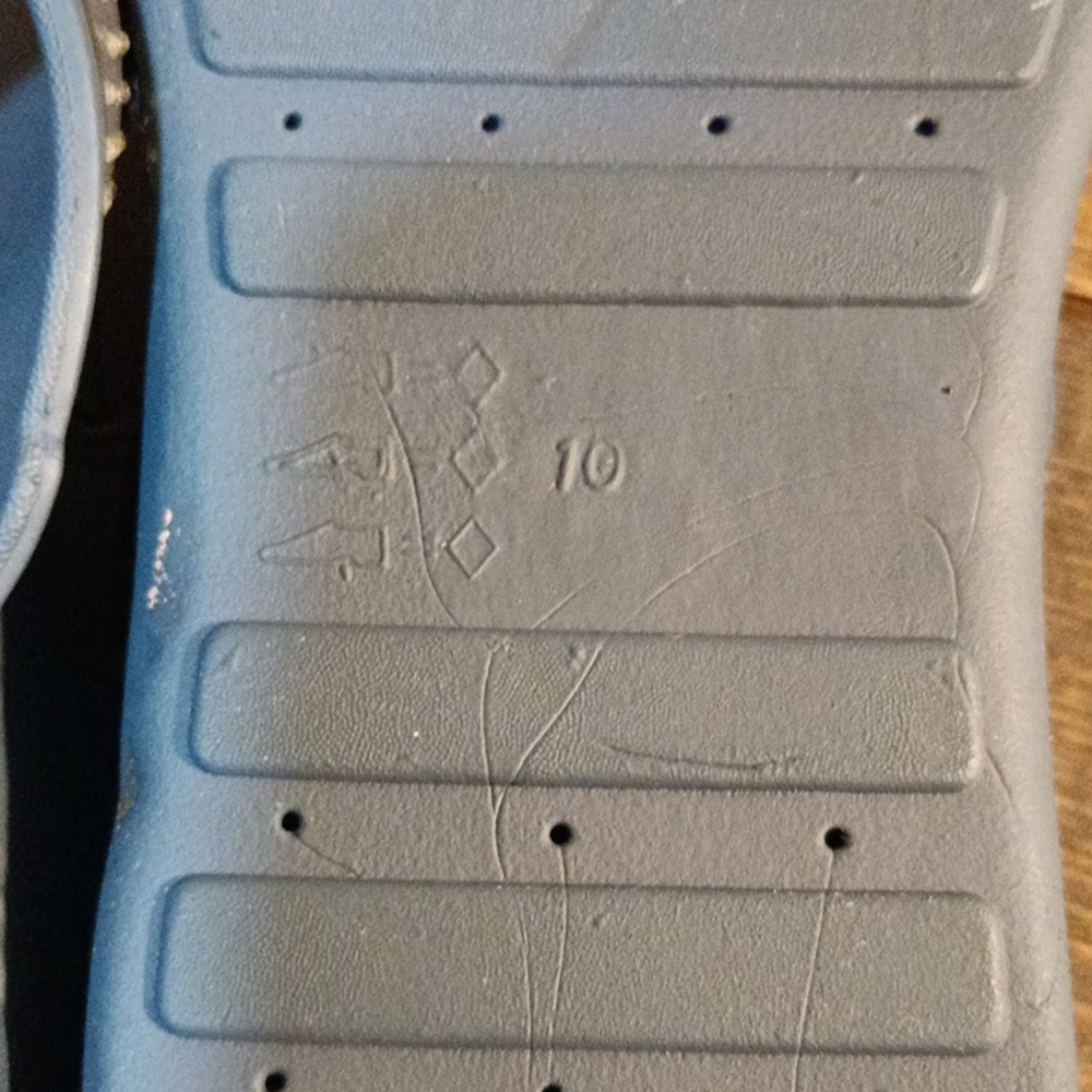 Shoes - Picture 3 of 4
